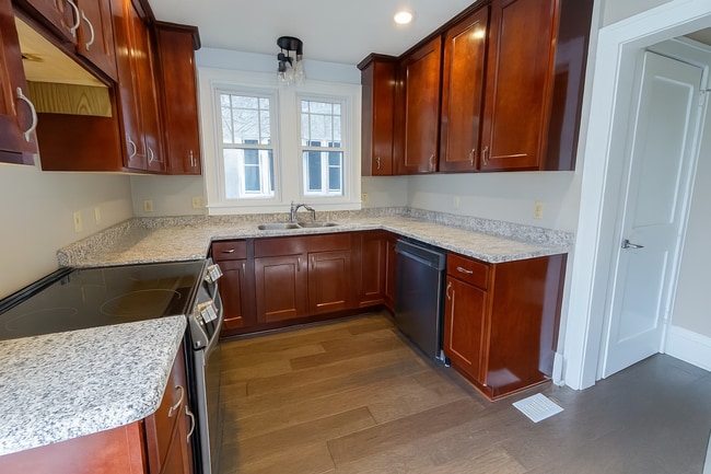 Photo - Immediate Move In or Nov 1st Beautiful 3 B...