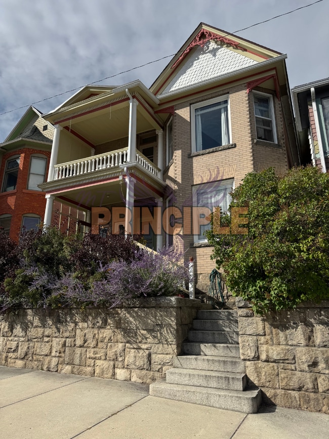 Building Photo - 805-807 W Galena St Unit Main Floor Charming Apartment