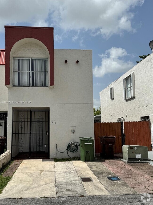 Building Photo - 1074 W 38th St Unit 32 Rental