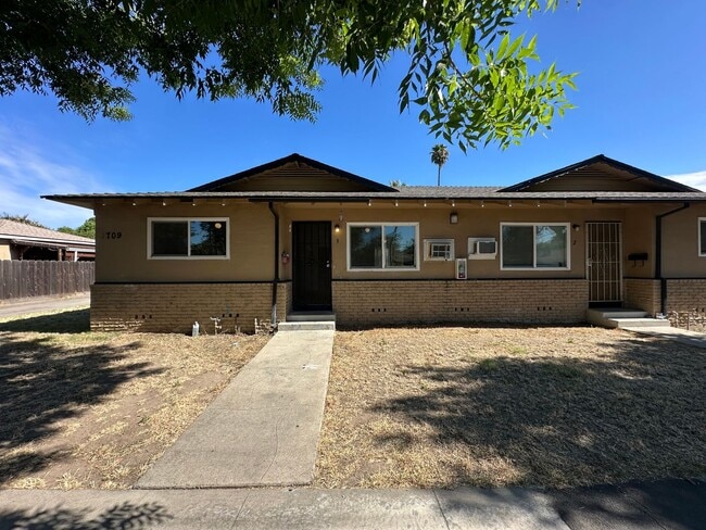 Building Photo - 1709 Evergreen Ave Unit #3