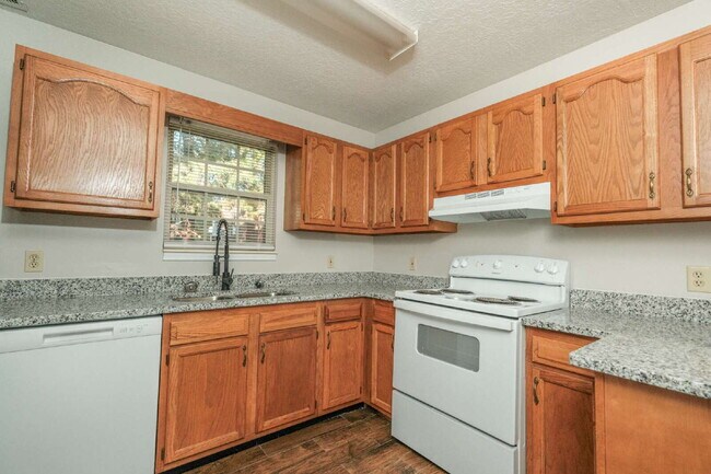 Building Photo - Newly Updated 2 Bedroom, 1 Bath Townhome –...