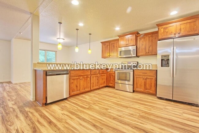 121 N 42nd Pl