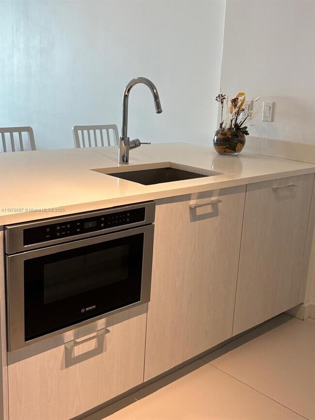 Photo - 501 NE 31st St Unidad 804