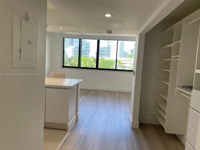 Photo - 540 Brickell Key Dr Unit 507