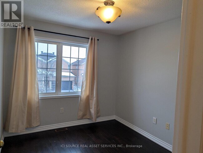 Photo - 77 Rainbow Valley Crescent