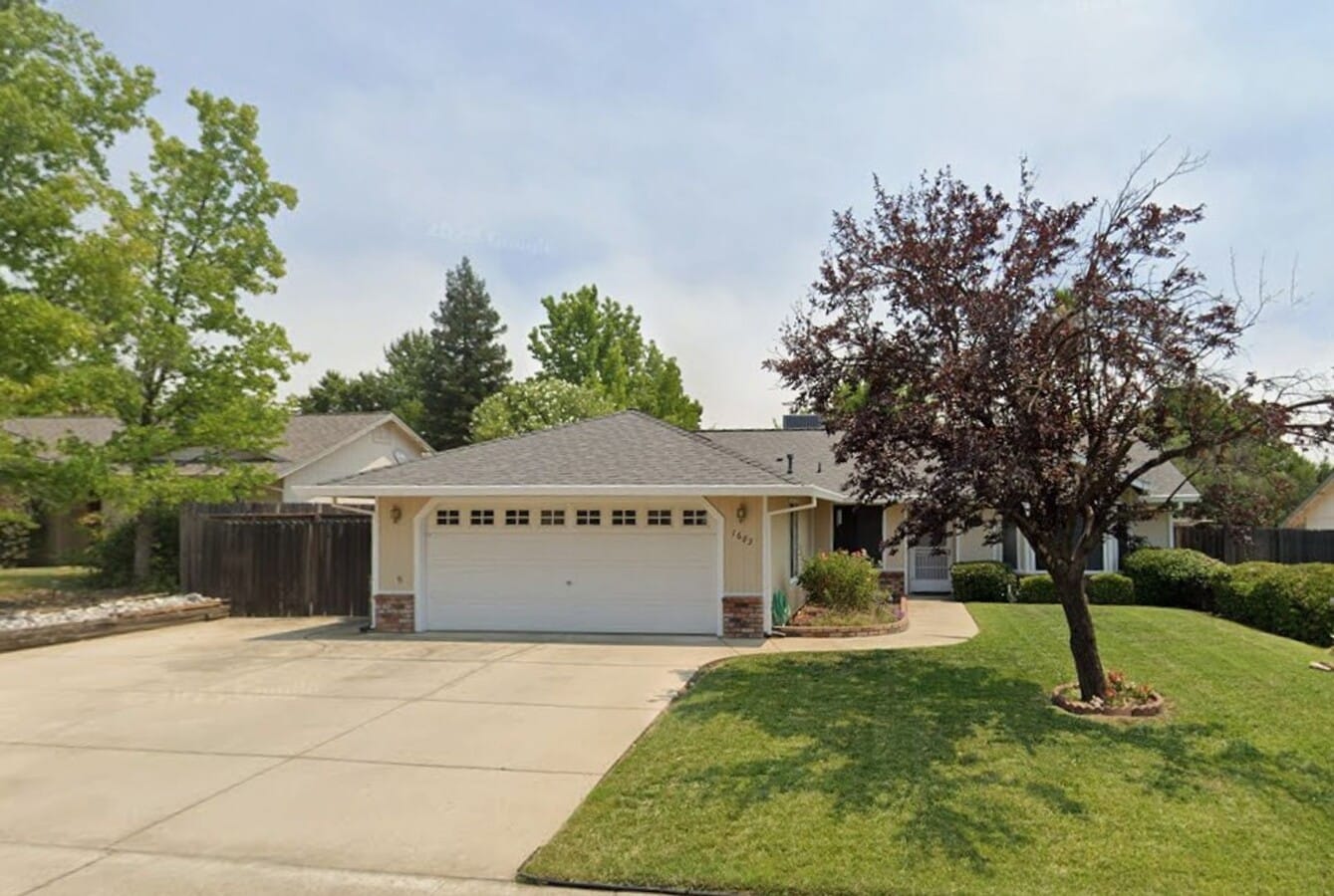 Home on fully fenced 1/4 acer lot in Ravenwood Neighborhood. - Home on fully fenced 1/4 acer lot in Ravenwood Neighborhood.