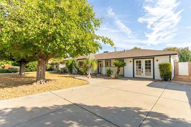 Photo - 5 BED, 2 BATH HOME WITH POOL IN THE BROADM...