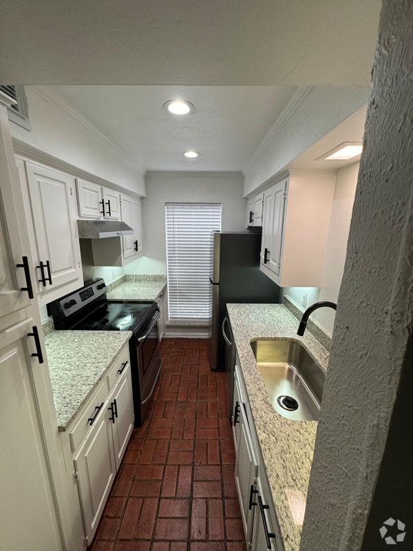 Building Photo - 900 S Weatherred Dr Rental