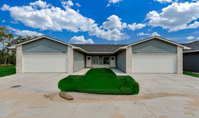 Building Photo - Skyway- Oliver Plan