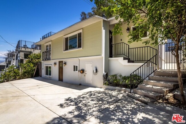 Building Photo - 8876 Wonderland Ave