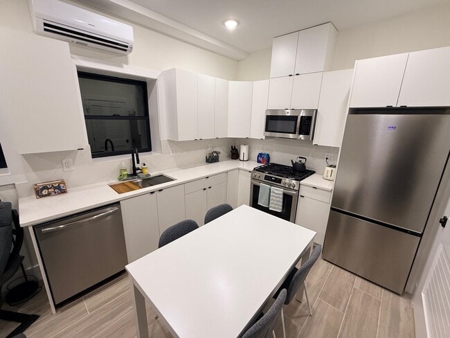 Building Photo - 27 Graham St Unit Rear (3)