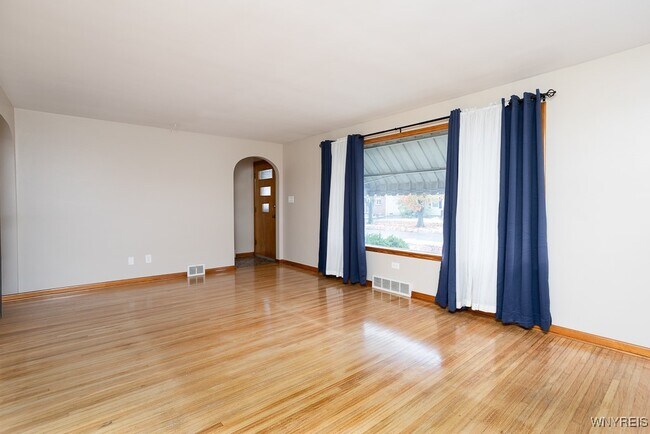 Photo - 685 Barrally St