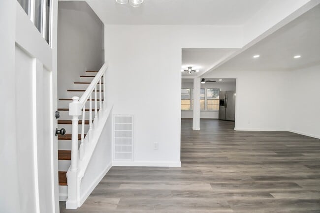 Building Photo - 7022 Castleview Ln Rental