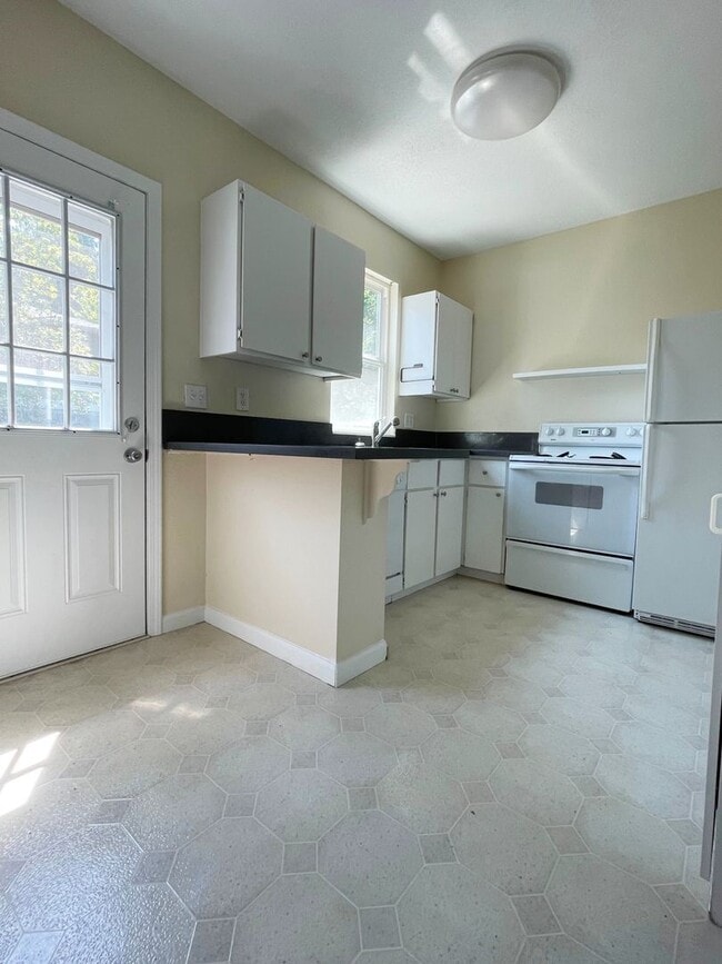 Building Photo - Quiet and Cozy Two Bed in SW Portland 5 plex~ Open Floor Plan~ Great Shared Outdoor Space~ Off St... Unit 8880A