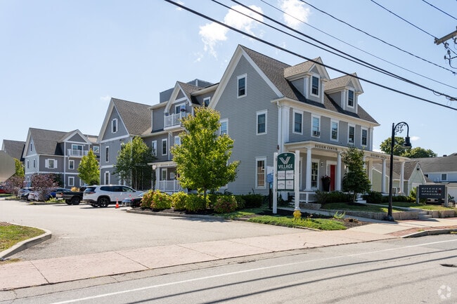 Alternar - The Village at Greenbush