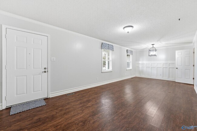 910 Lark Cir