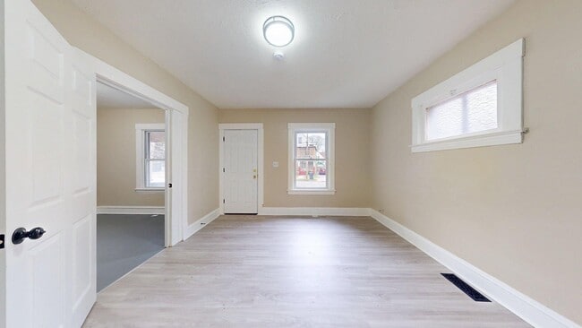 Building Photo - 3865 W 16th St Unit Down