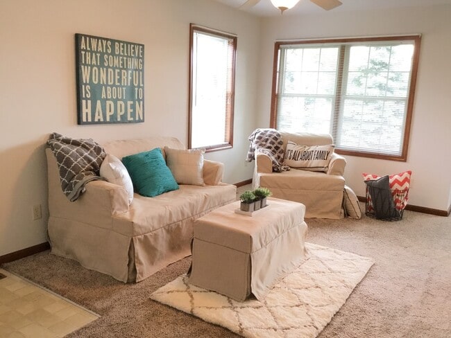 Building Photo - 3 Bedroom Condo Overlooking Pond!