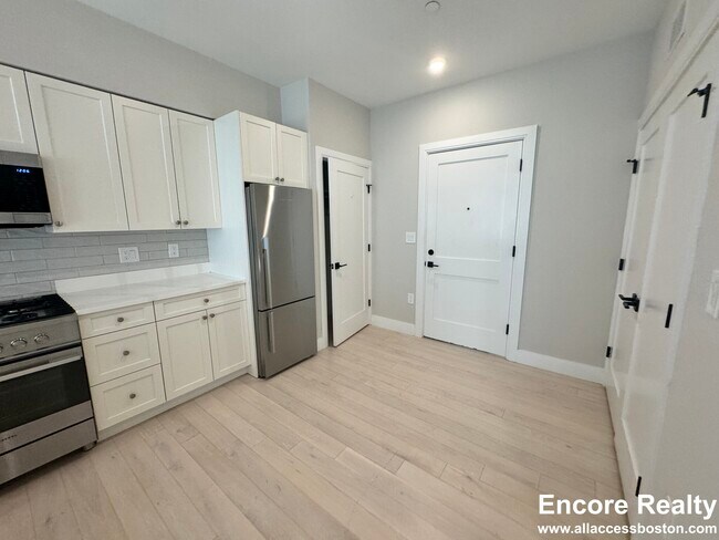 196 Green St Unit 3