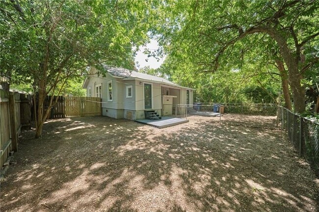 Photo - High Class -  Hyde Park Hacienda - Huge 1 Bedroom - New Finish Out - Pet Friendly - Huge Yard - E...