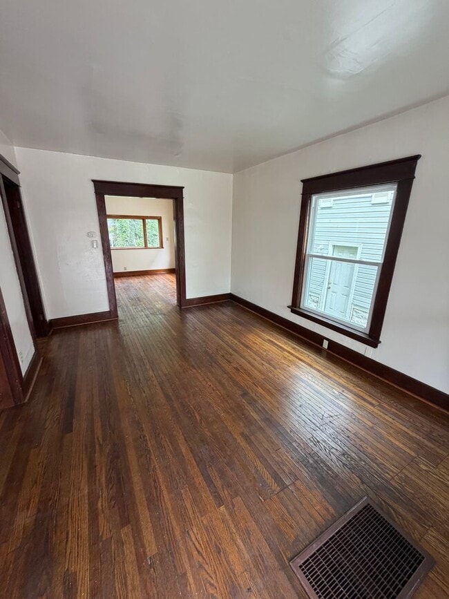 Photo - 307 Poplar St
