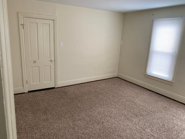 Dormitorio grande con 2 armarios - 201 E Cherry St Unidad 201A
