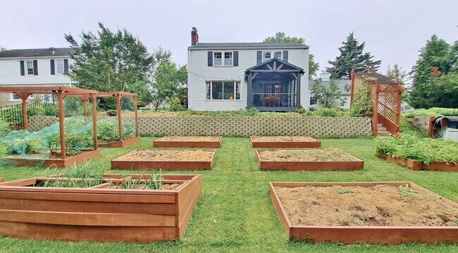 Photo - Fully Furnished 4 Bed / 1-1/2 Bath Single Family Home w/2 Car Garage