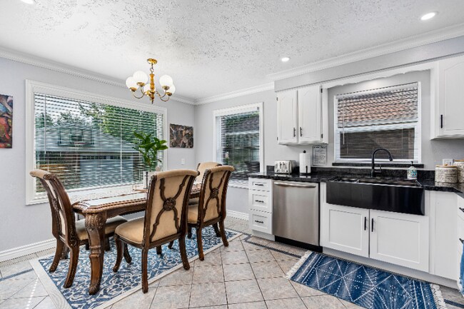 Photo - 444 N Oakley St