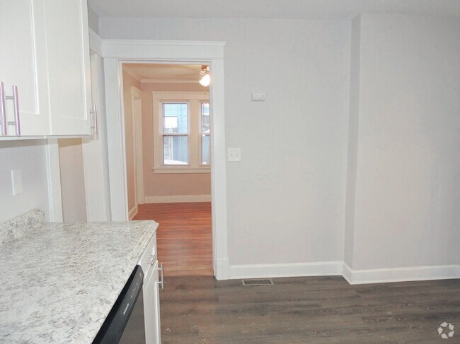 Building Photo - 4 Bed - 2 Full Bath Colonial for Rent! Rental