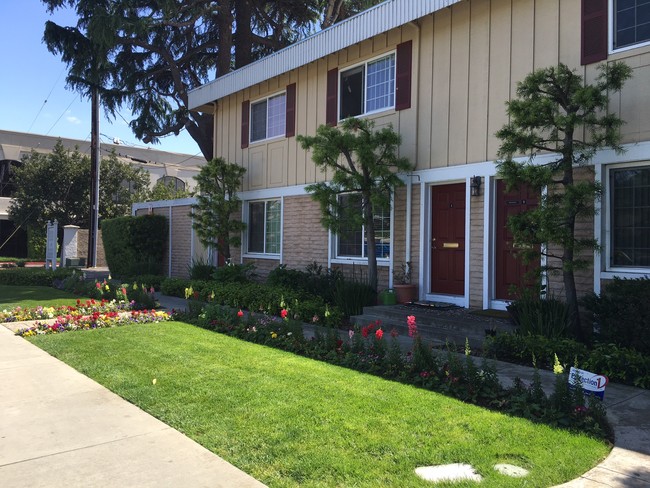 Jardín delantero con césped - Deodar Townhomes