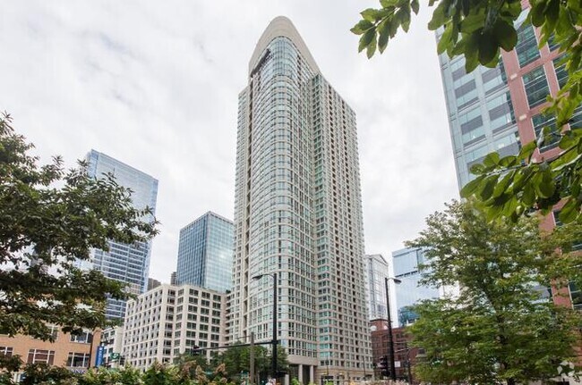 Building Photo - 345 N LaSalle St Rental