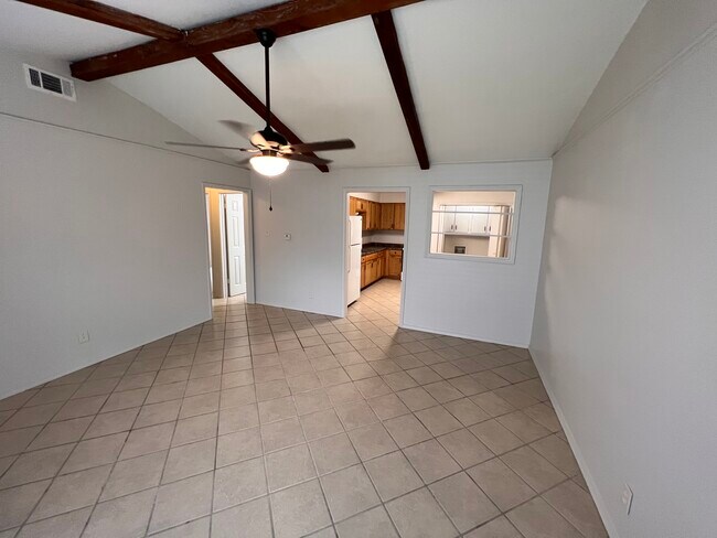 Living room - 201 Woodale Dr Unit 1