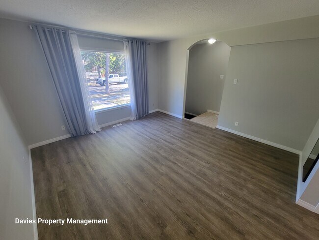 Photo - 12012-12088 88 St