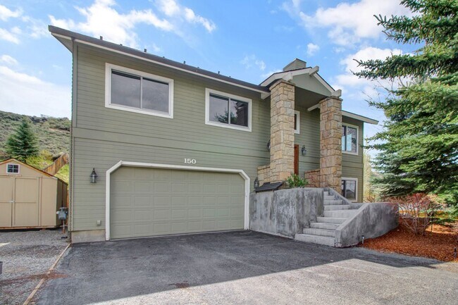 Photo - Spacious Home on Elevated Lot in Bellevue'...