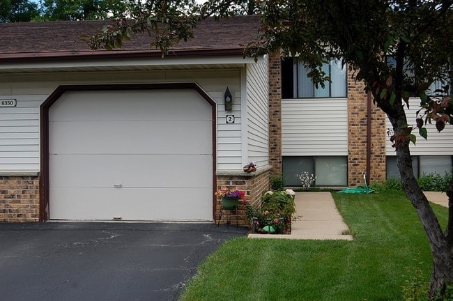 Parkwood Village Townhomes - Parkwood Village Townhomes