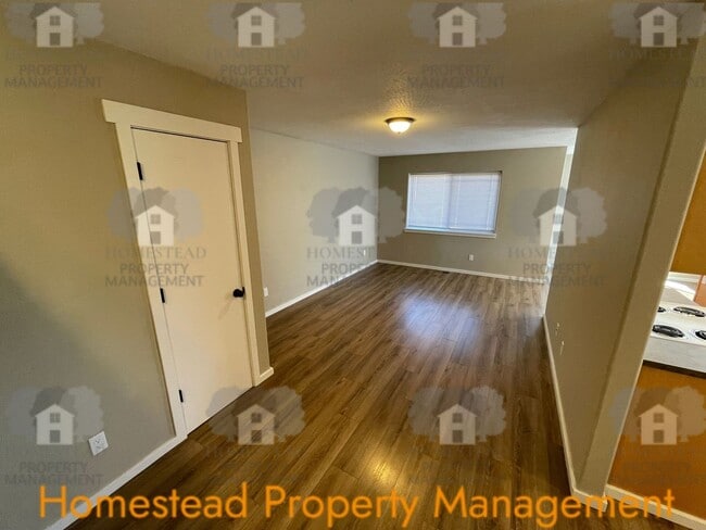 Photo - 479 Broad St S
