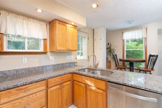 Photo - 1104 Pleasant St