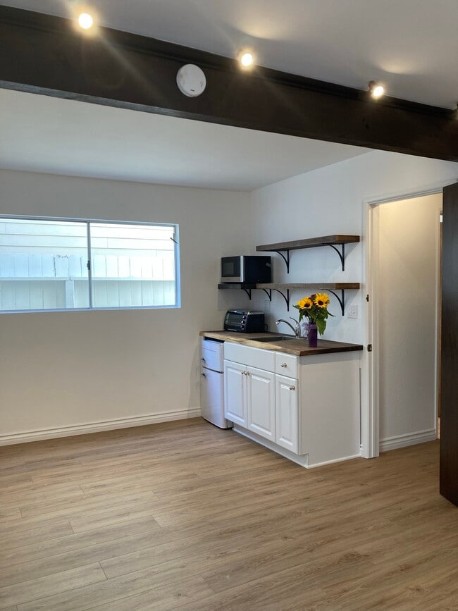 Photo - 292 Rossmore Dr Unidad #B