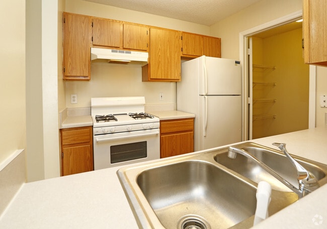 2BR, 2BA - 938sf- Kitchen