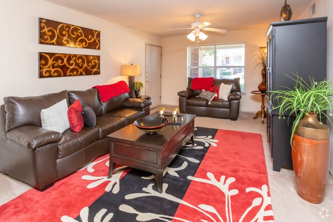 2BR, 2BA - 987 SF - Living Area