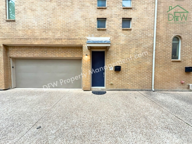 Building Photo - Elegant and Spacious 2-Bedroom Townhome with Rooftop View in Dallas Unit E