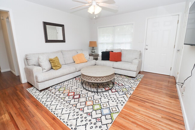 Photo - 1904 Karen Ln