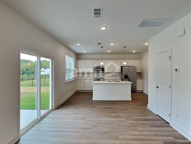 Photo - 304 Sharpe Ct