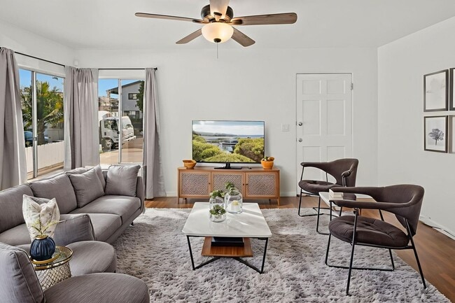 Building Photo - Emerson St Unit 3136