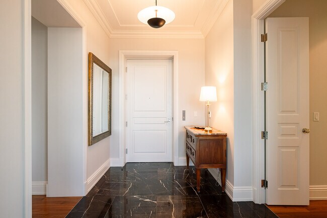 Photo - 183 Wellington St W