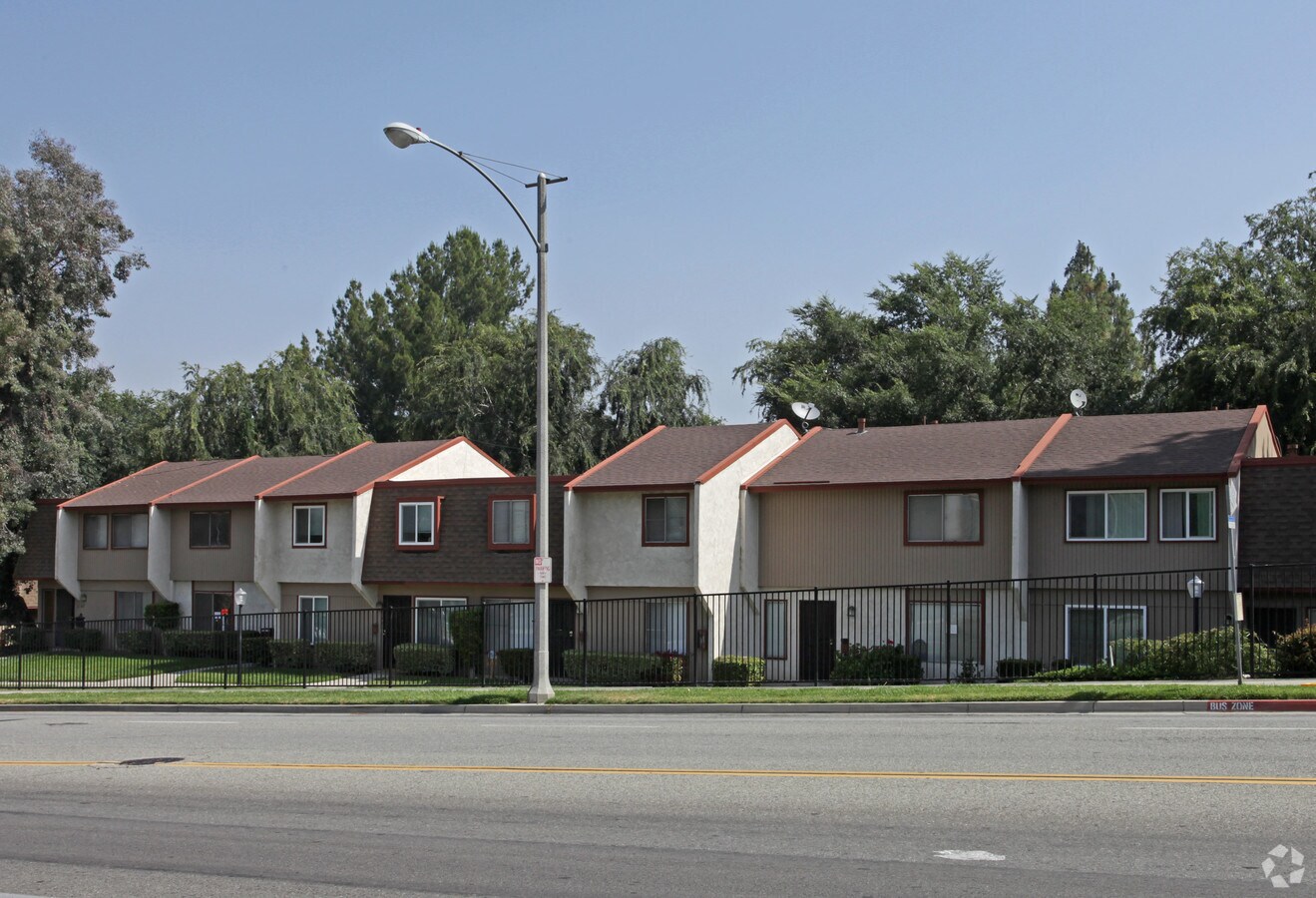 Photo - 1101-1137 Clark St