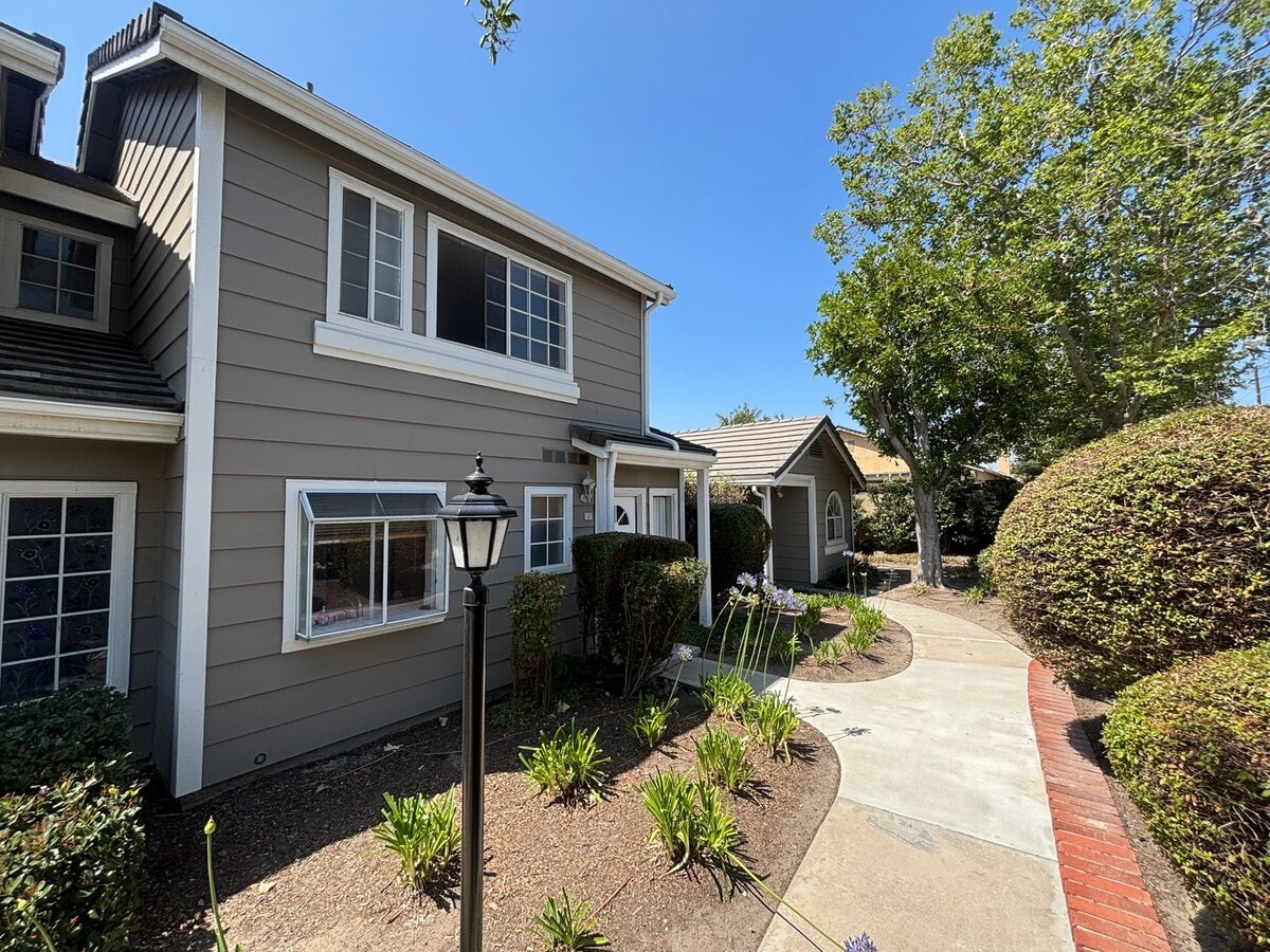 COMING SOON! Beautiful 2-Bedroom Townhome in Simi Valley! - COMING SOON! Beautiful 2-Bedroom Townhome in Simi Valley!