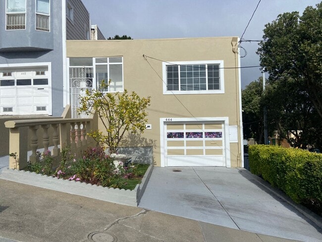 Building Photo - Single-Family Home 4BD/3BA Is Immediately ...