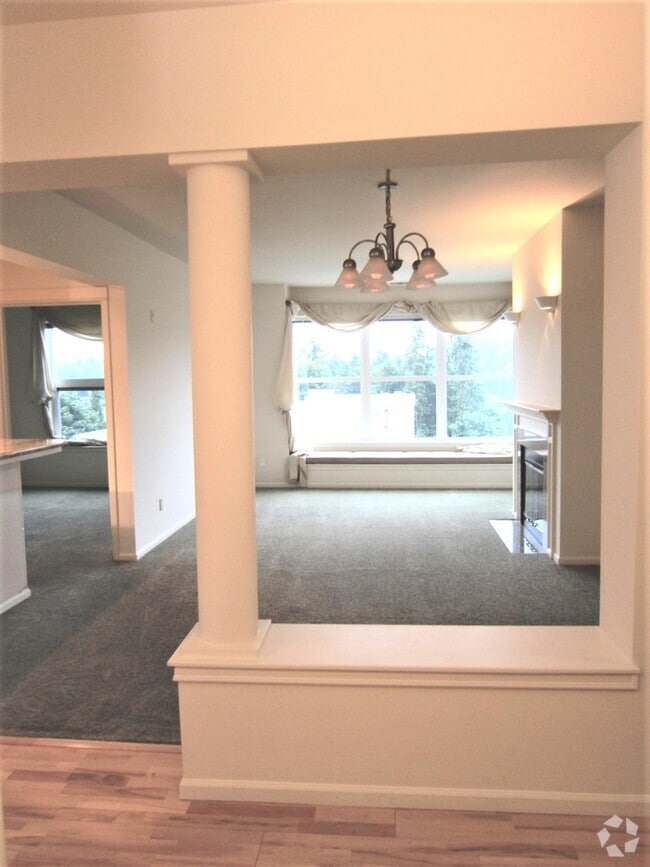 Building Photo - 10042 Main St Unit 405-Lakeview Rental