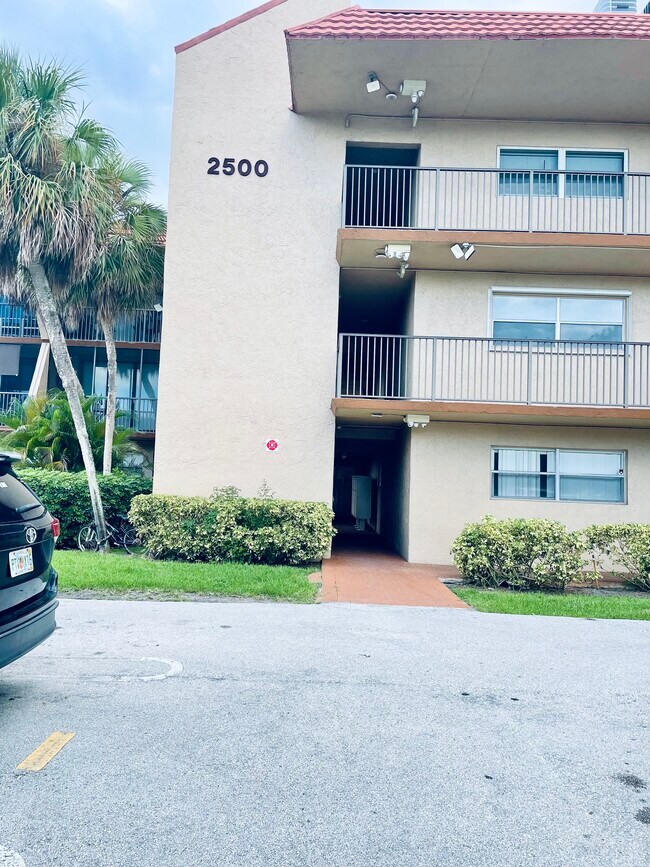 Entrance - 2500 Coral Springs Dr Unidad 115